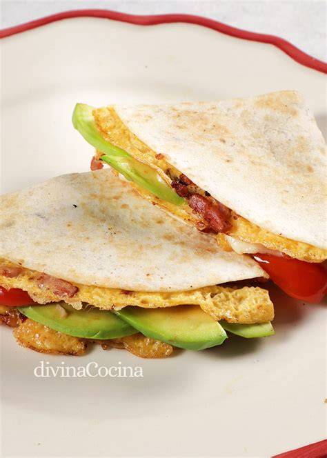 Plato de tortitas integrales con aguacate y tomate