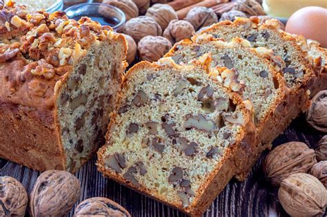Bizcocho de nueces recién horneado