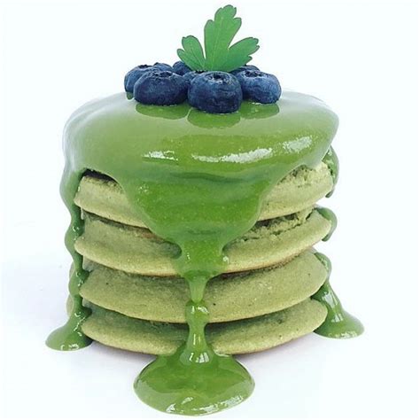 Tortitas de té matcha apiladas con crema y anko