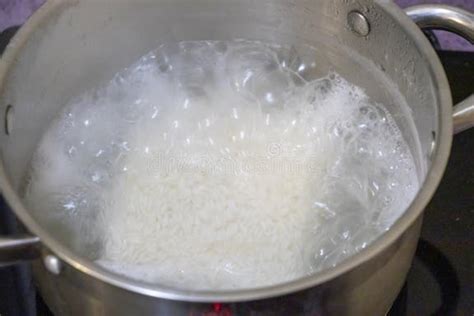 Arroz en una olla con agua