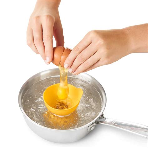 Utensilio para huevos escalfados OXO en un cazo con agua