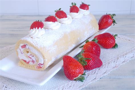 Brazo de gitano con nata y frutas