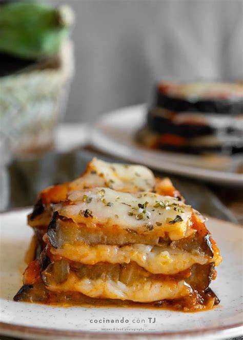 Capas de berenjena, salsa de tomate y queso en una cubeta