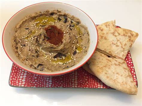 Mutabal de berenjena servido con pan de pita