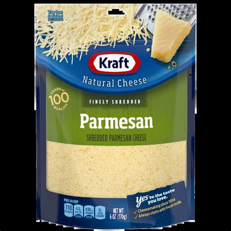Cortezas de parmesano en un plato