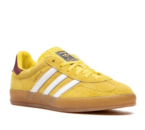 Zapatillas Adidas amarillas de estilo urbano
