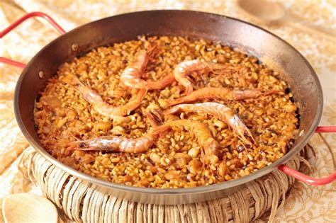 Arroz a banda recién servido en el Restaurante Mediterráneo