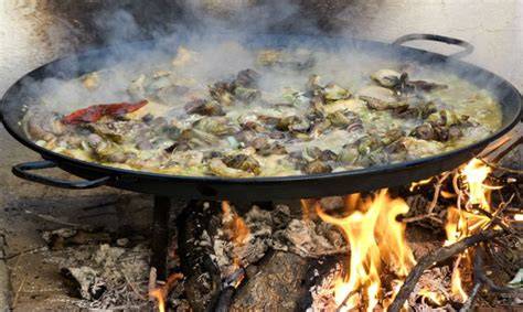 Variedad de paellas tradicionales valencianas cocinadas a leña