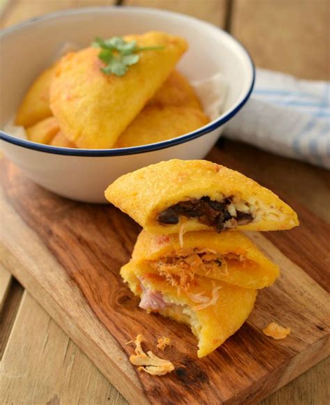 Surtido de empanadas venezolanas con diferentes rellenos