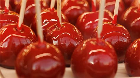 Manzana sumergiéndose en caramelo