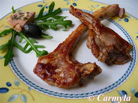 Chuletillas de cordero recién cocinadas y doradas en la sartén