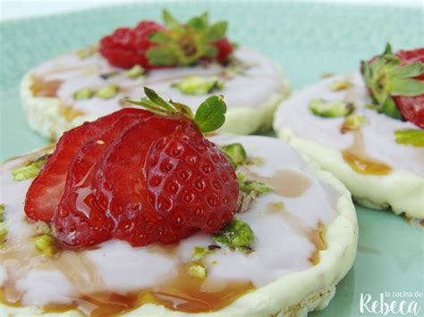 Tortitas de arroz con fruta y yogur