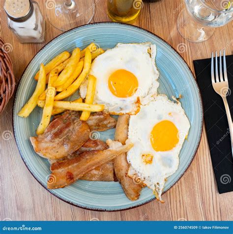 Tatuaje de huevos fritos con patatas y bacon