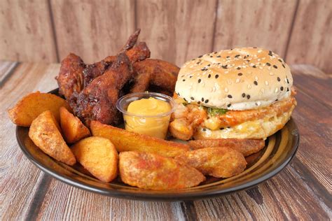 Proceso de tatuado de un plato de comida chatarra