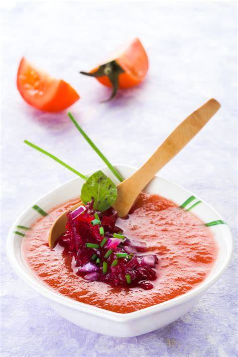 Ingredientes frescos para gazpacho de remolacha