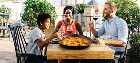 Familia comiendo paella directamente de la paellera