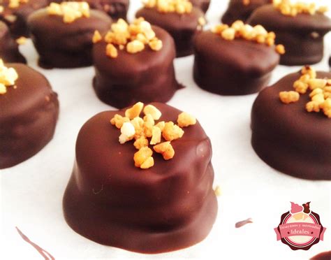 Bombones de plátano y chocolate listos para comer