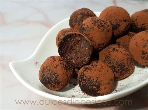 Trufas de plátano y chocolate sin azúcar decoradas
