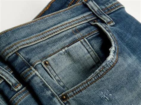 Detalle de lavado y desgastado en pantalones Lois
