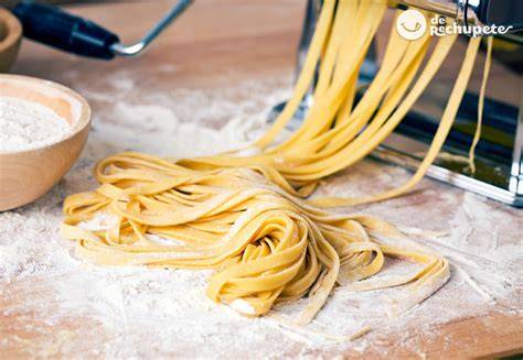 Interior de Dal Moro's con la máquina de pasta fresca