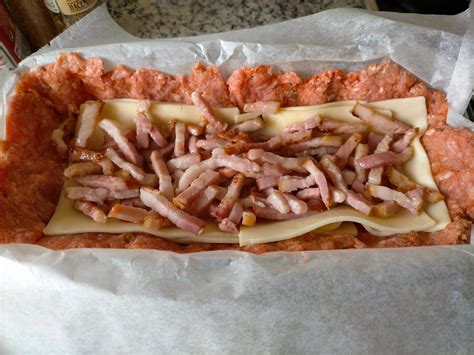 Molde para pastel de carne forrado con bacon