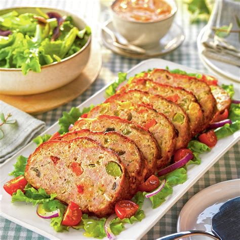 Pastel de pollo servido con salsa