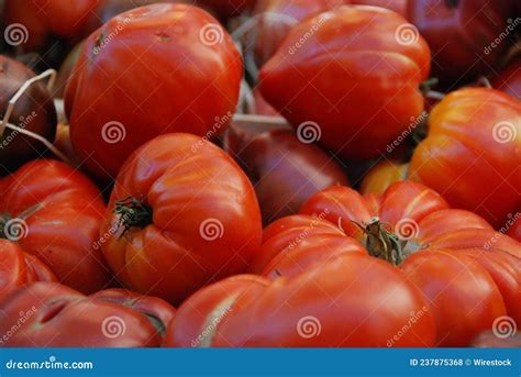 Tomates maduros en un mercado