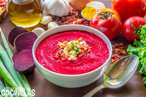 Salmorejo de remolacha con guarnición