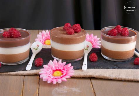 Mousse de chocolate en vaso con frutas rojas