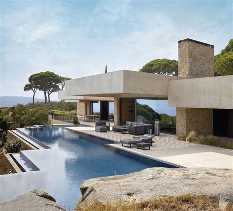 Mansión típica de Calabasas con arquitectura mediterránea y lujos exagerados