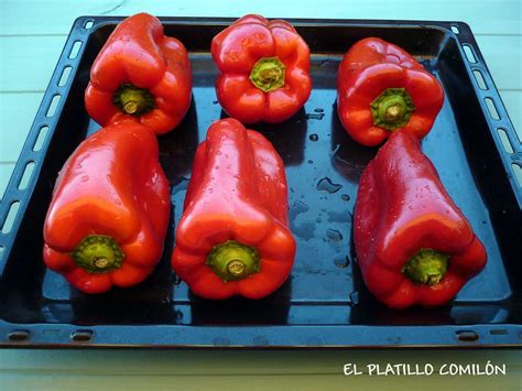 Bandeja de pimientos rojos en el horno