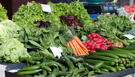 Hortalizas frescas y coloridas en un mercado