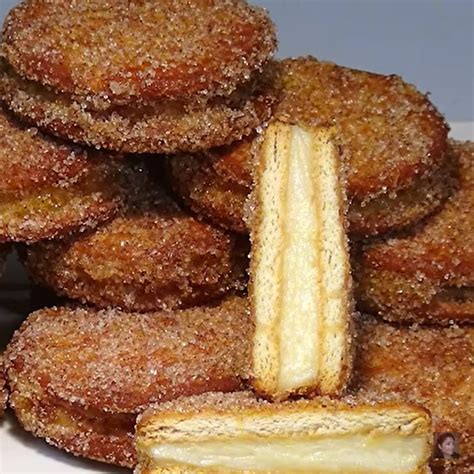 Galletas fritas con crema pastelera
