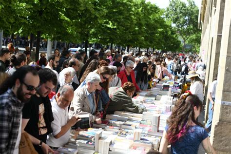 Paseo de la Independencia de Zaragoza lleno de gente en el Día del Libro