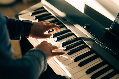 Alberto Cordero Contreras tocando el piano