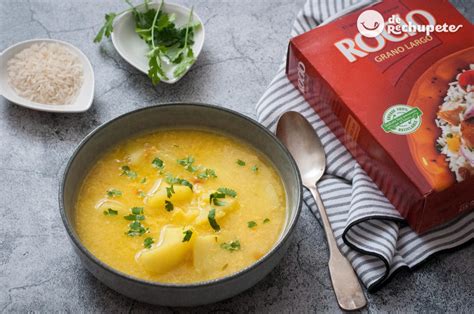 Caldo de mocotó servido con arroz y cilantro