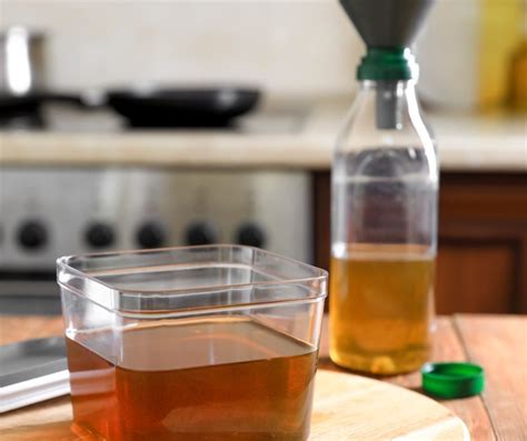 Aceite de cocina usado en un recipiente