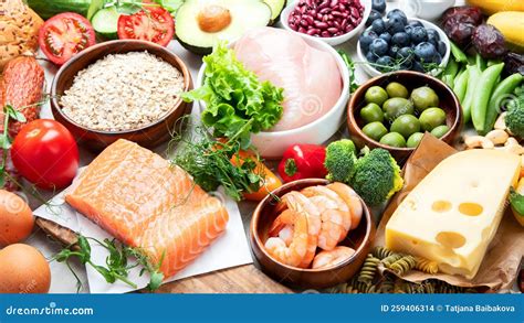 Variedad de alimentos a la parrilla