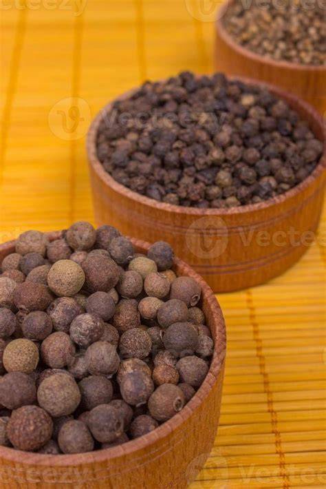 Pimienta de Jamaica entera en un cuenco