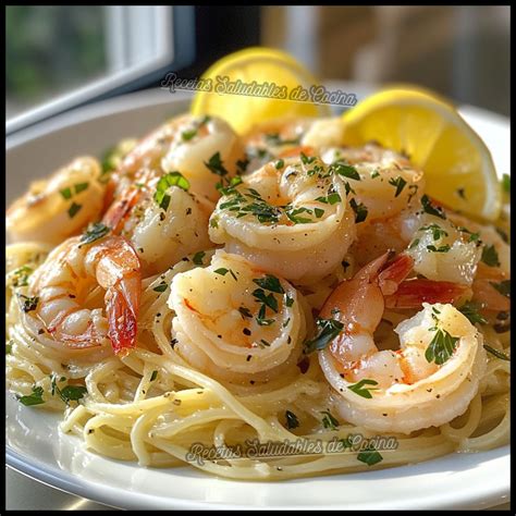 Ingredientes frescos para Espagueti a lo Scampi: langostinos, ajo, limón, perejil, pasta