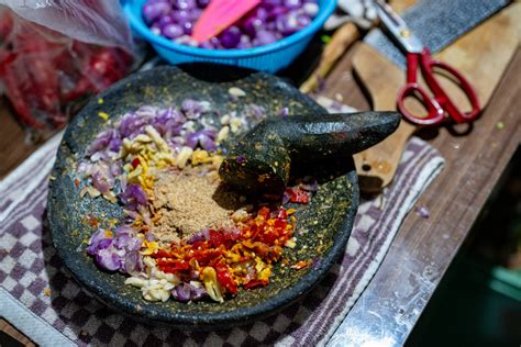 Preparación de la salsa: chalotas, ajo y especias en una sartén