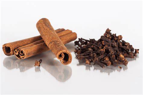 variedad de especias chai como canela clavo y cardamomo