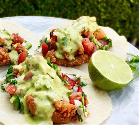 Tacos servidos con la falsa salsa de aguacate