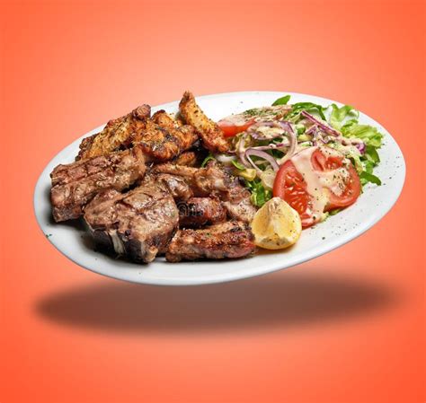 Plato de carne a la parrilla servido en un restaurante tradicional