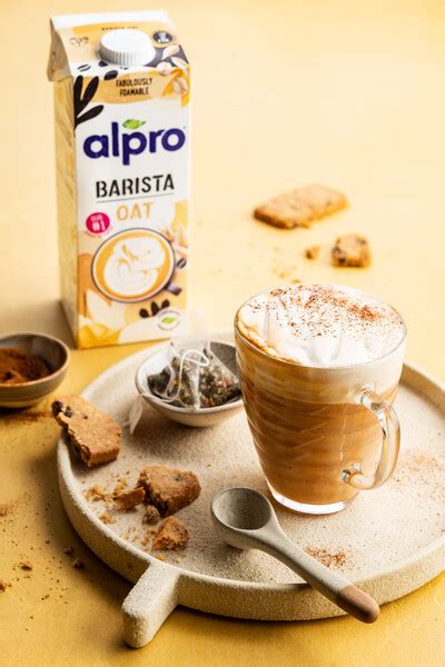 Café con arte latte usando Alpro Avena Barista
