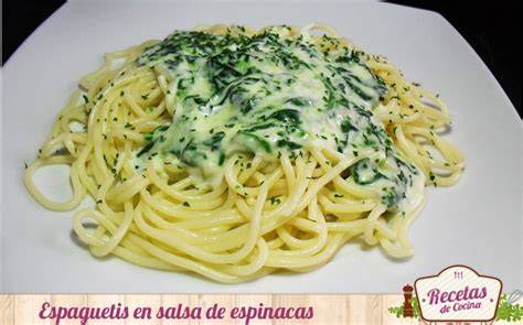 Espaguetis con espinacas y salsa de yogur