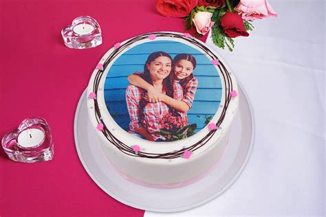 Pastel decorado con una lámina de oblea personalizada