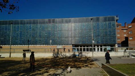 Fachada de la Biblioteca Pompeu Fabra en Mataró