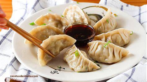 Variedad de gyozas japonesas con diferentes rellenos