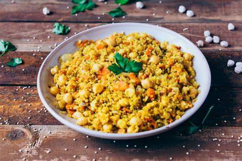Plato cocinado de quinoa con garbanzos